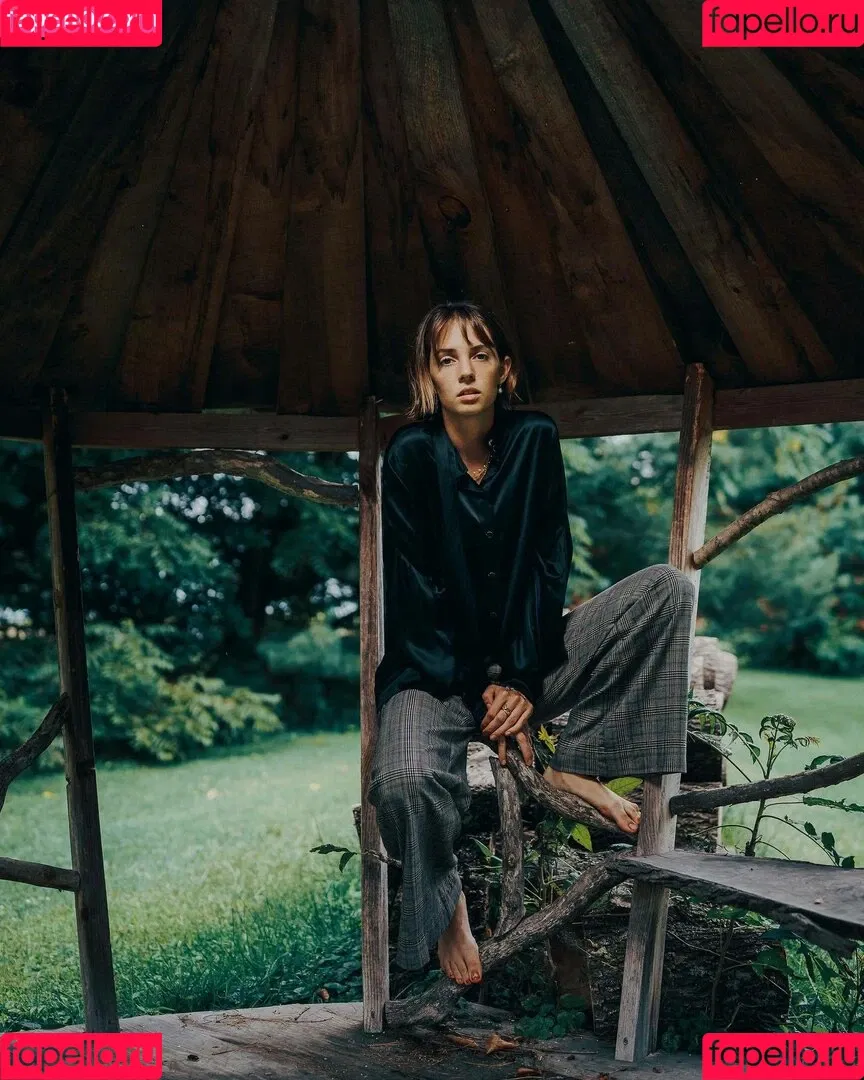 Maya Hawke / maya_hawke / neohawk2 Onlyfans Photo Gallery 