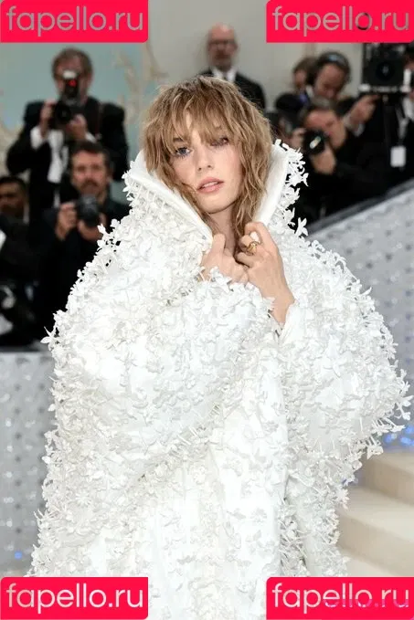 Maya Hawke / maya_hawke / neohawk2 Onlyfans Photo Gallery 