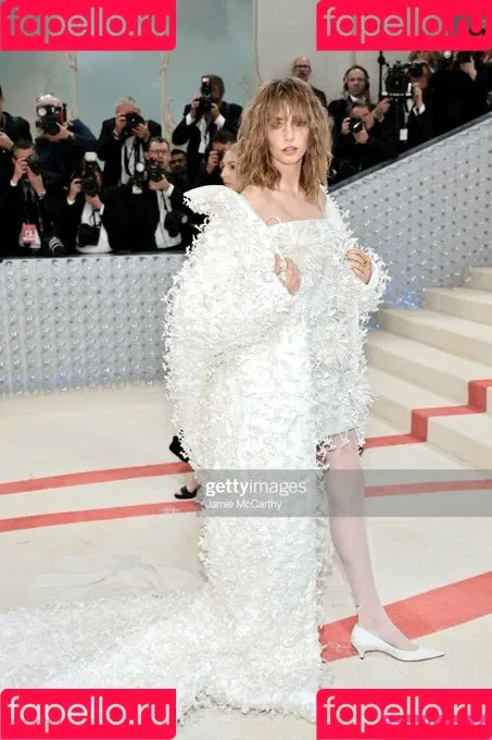 Maya Hawke / maya_hawke / neohawk2 Onlyfans Photo Gallery 