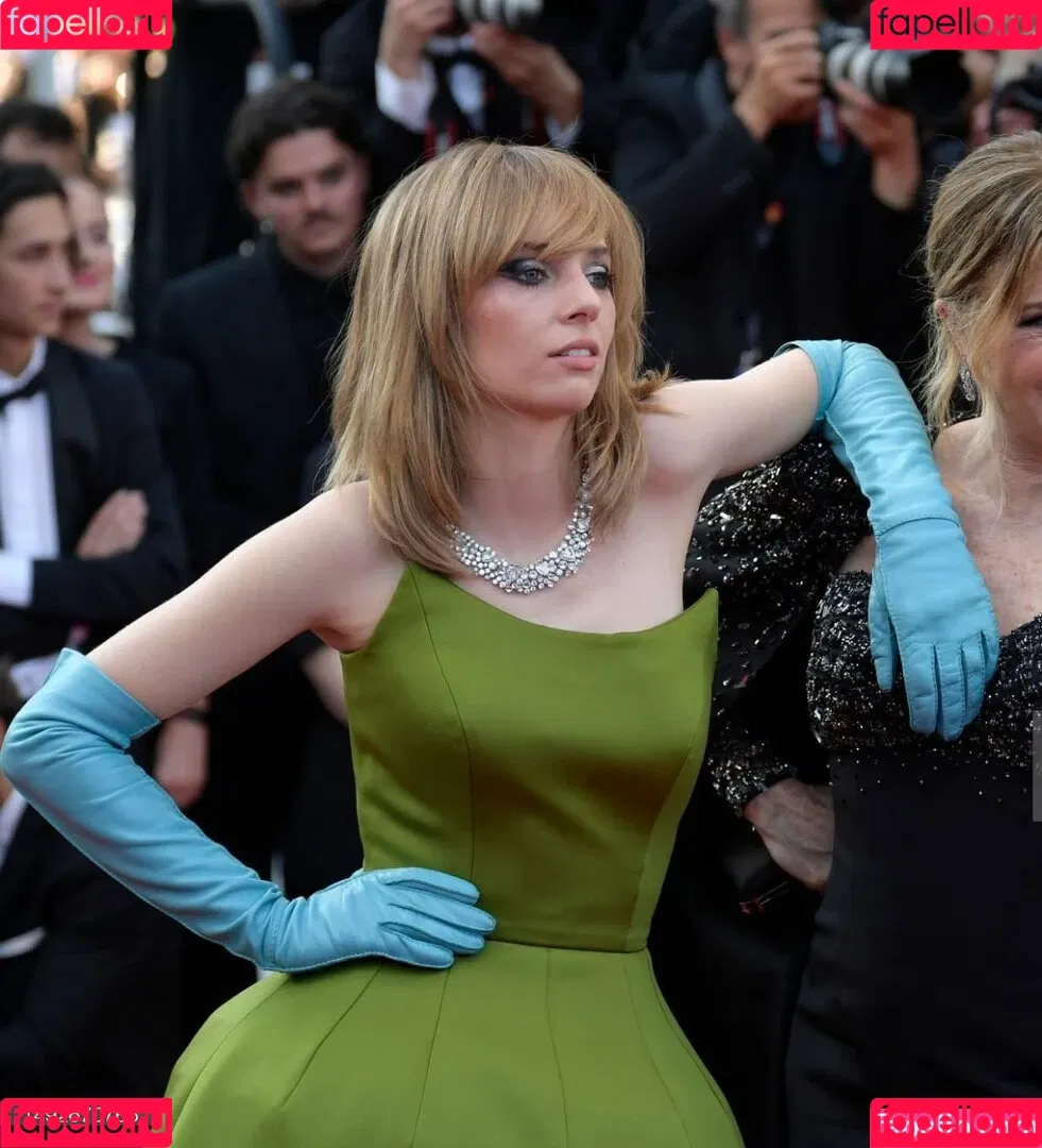 Maya Hawke / maya_hawke / neohawk2 Onlyfans Photo Gallery 