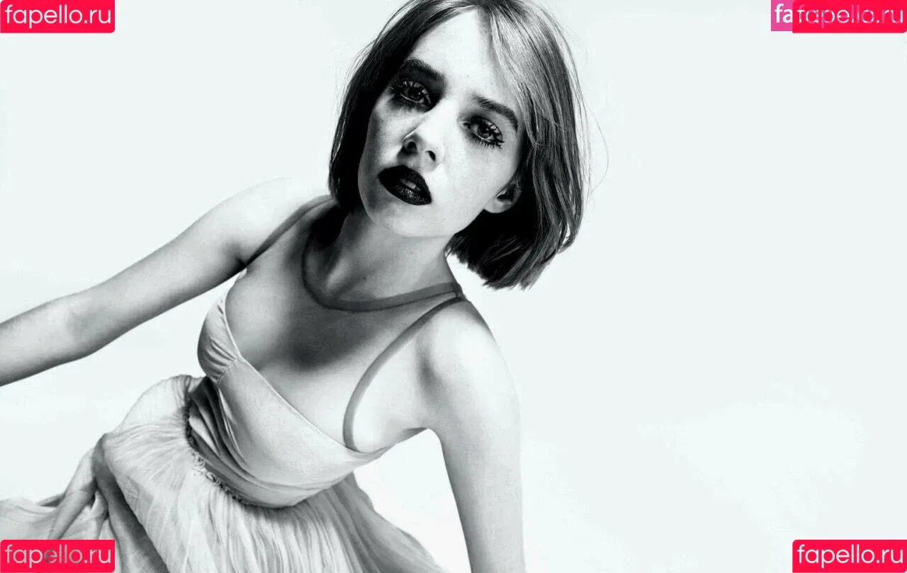 Maya Hawke / maya_hawke / neohawk2 Onlyfans Photo Gallery 