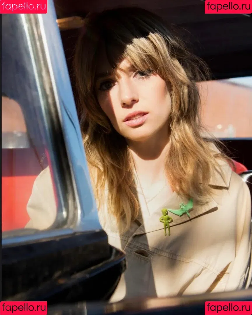 Maya Hawke / maya_hawke / neohawk2 Onlyfans Photo Gallery 