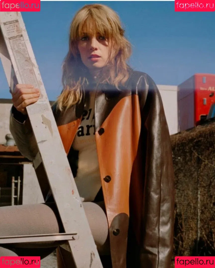 Maya Hawke / maya_hawke / neohawk2 Onlyfans Photo Gallery 