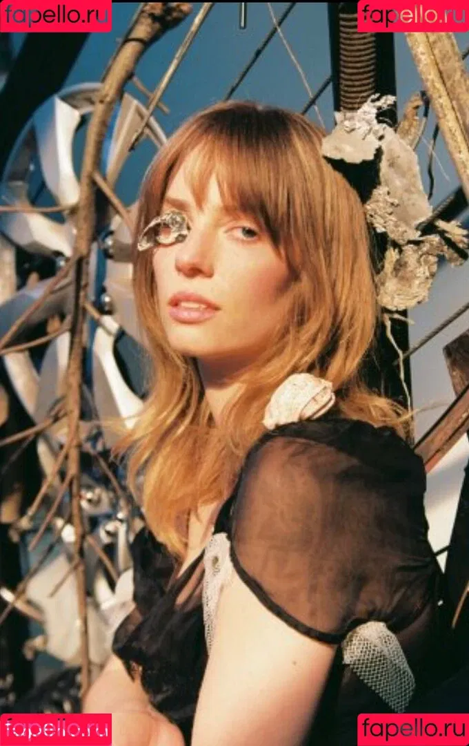 Maya Hawke / maya_hawke / neohawk2 Onlyfans Photo Gallery 