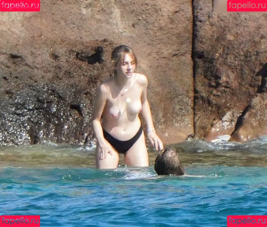 Maya Hawke / maya_hawke / neohawk2 Onlyfans Photo Gallery 