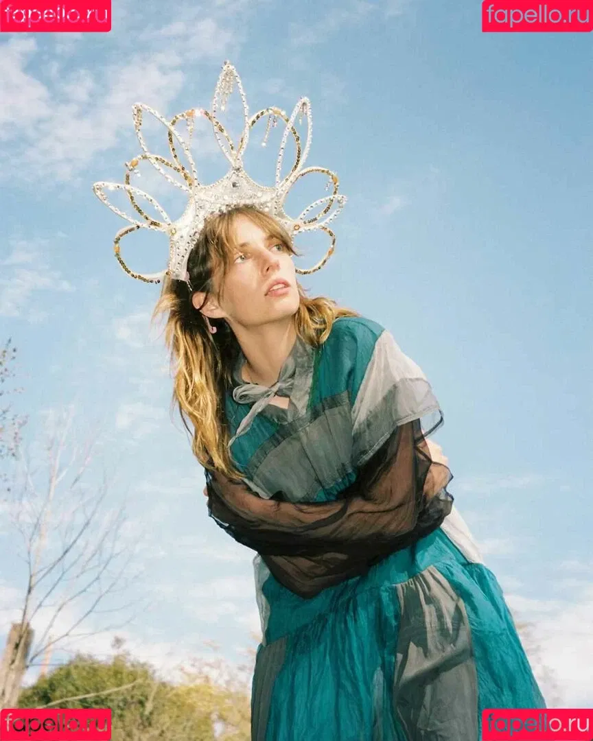 Maya Hawke / maya_hawke / neohawk2 Onlyfans Photo Gallery 