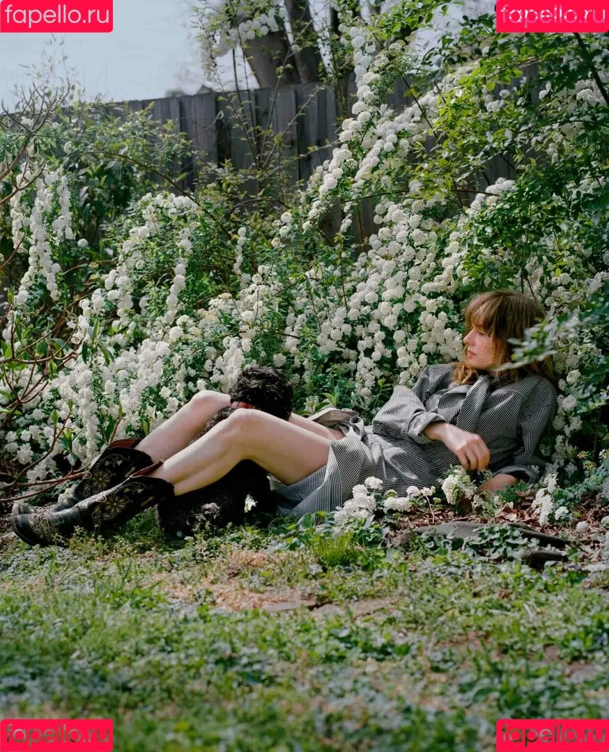 Maya Hawke / maya_hawke / neohawk2 Onlyfans Photo Gallery 