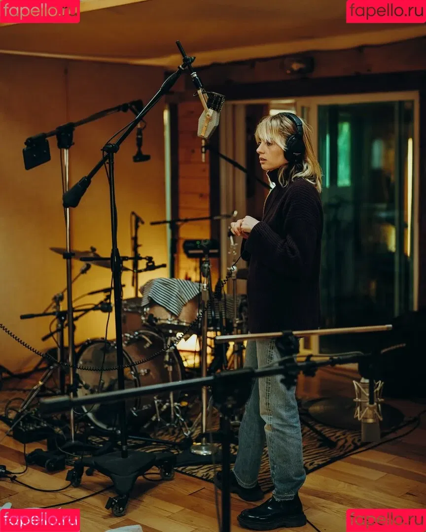 Maya Hawke / maya_hawke / neohawk2 Onlyfans Photo Gallery 