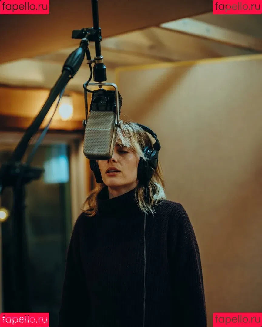 Maya Hawke / maya_hawke / neohawk2 Onlyfans Photo Gallery 