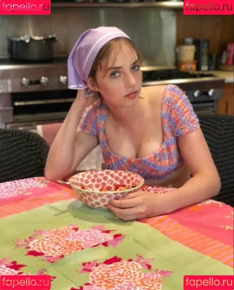 Maya Hawke / maya_hawke / neohawk2 Onlyfans Photo Gallery 