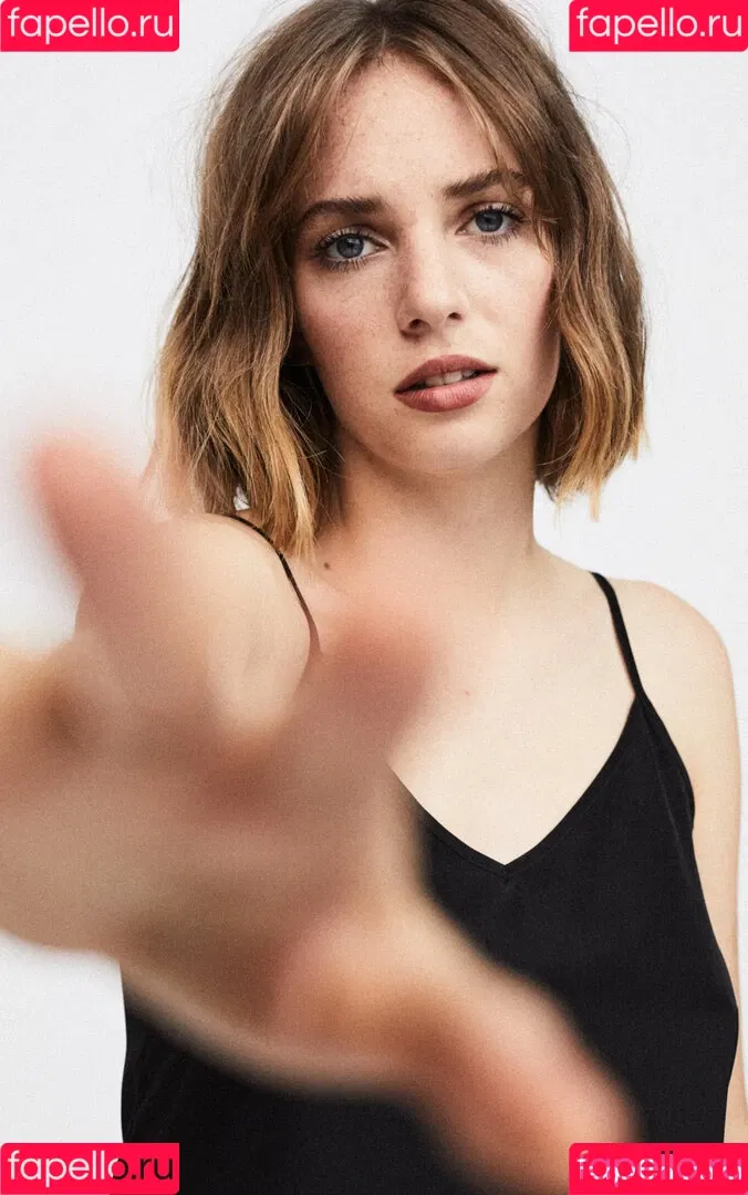 Maya Hawke / maya_hawke / neohawk2 Onlyfans Photo Gallery 
