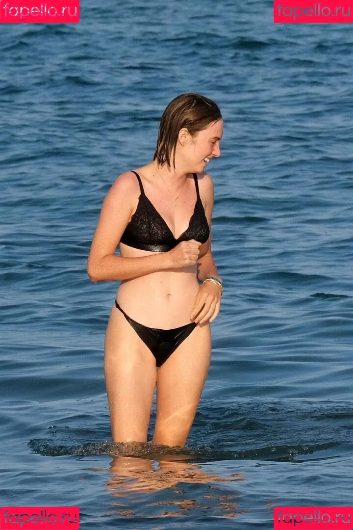 Maya Hawke / maya_hawke / neohawk2 Onlyfans Photo Gallery 