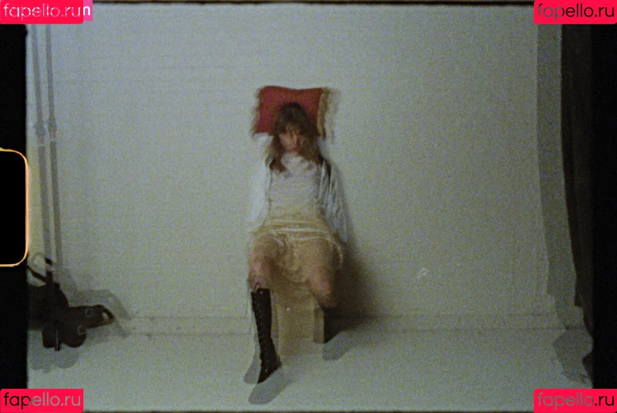 Maya Hawke / maya_hawke / neohawk2 Onlyfans Photo Gallery 