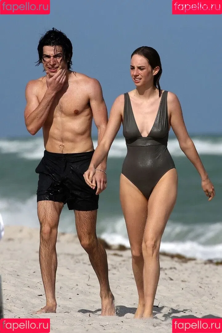 Maya Hawke / maya_hawke / neohawk2 Onlyfans Photo Gallery 