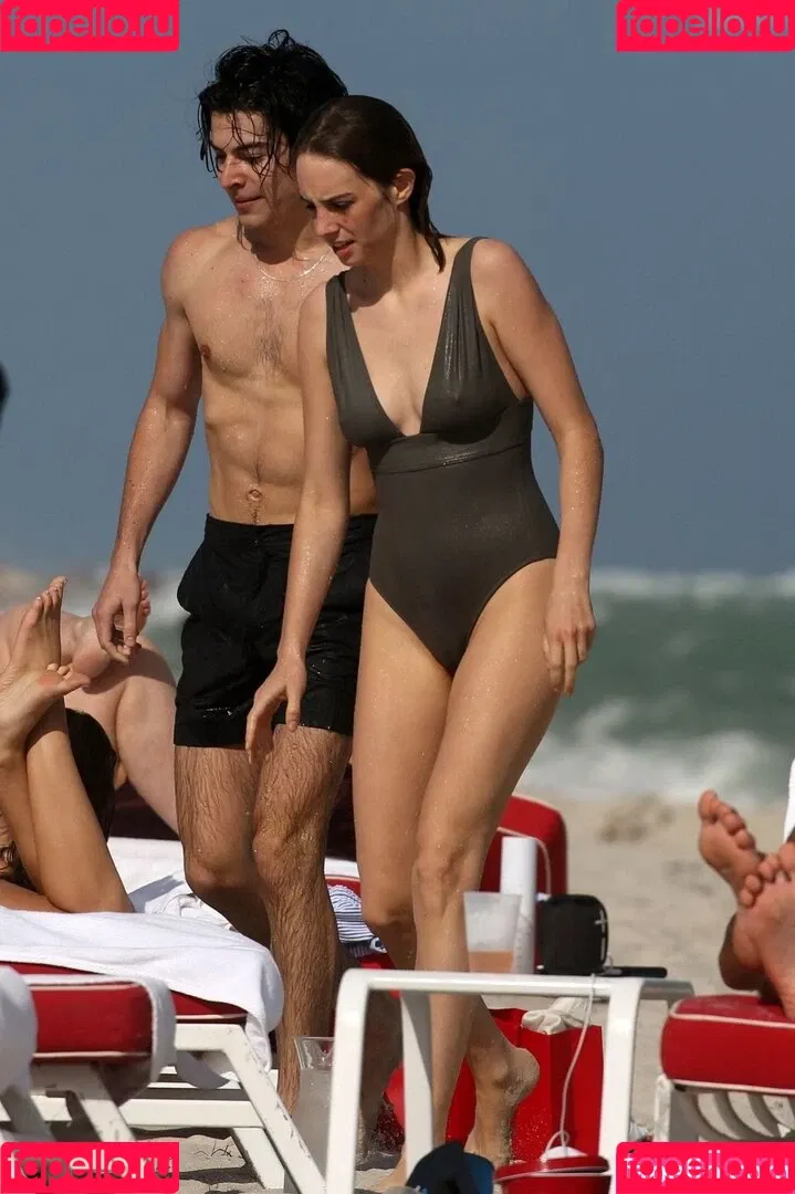 Maya Hawke / maya_hawke / neohawk2 Onlyfans Photo Gallery 