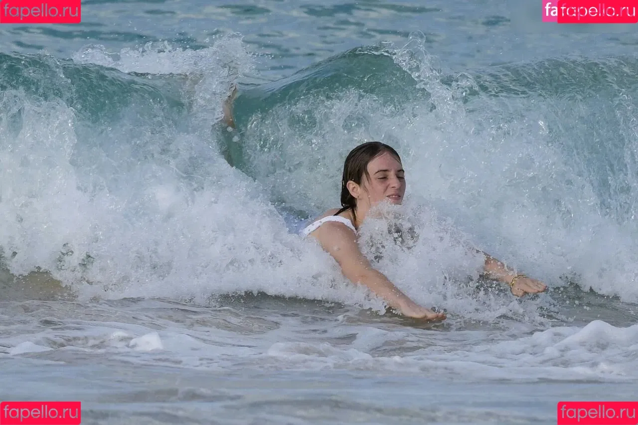 Maya Hawke / maya_hawke / neohawk2 Onlyfans Photo Gallery 