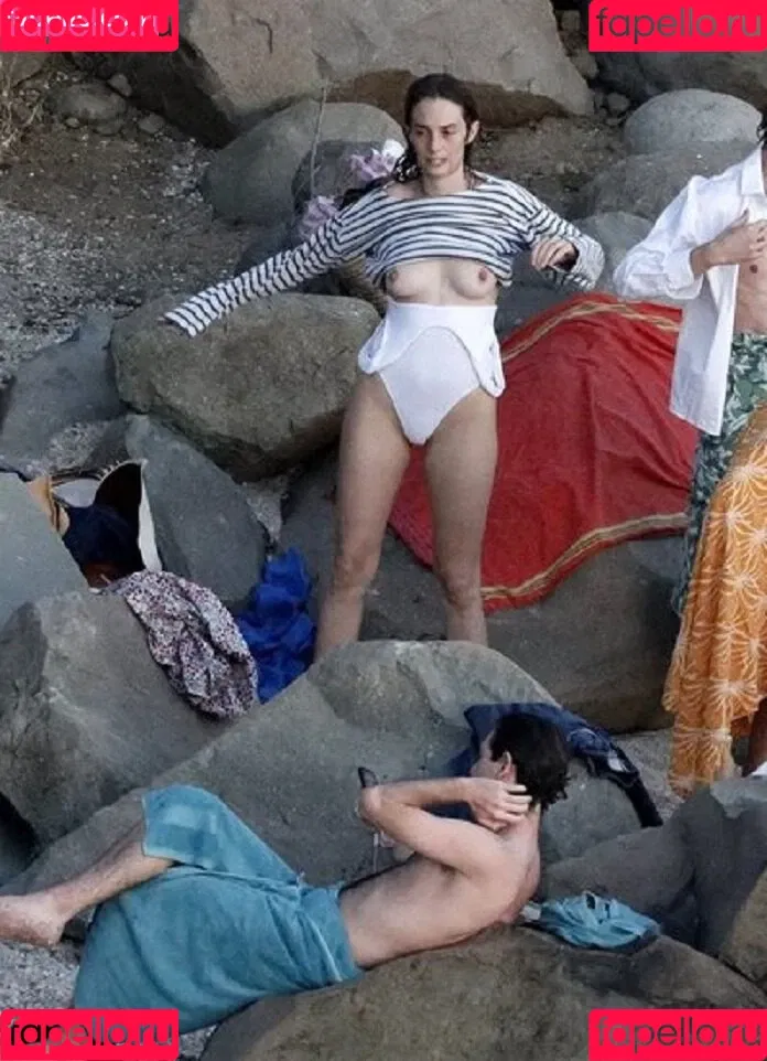 Maya Hawke / maya_hawke / neohawk2 Onlyfans Photo Gallery 