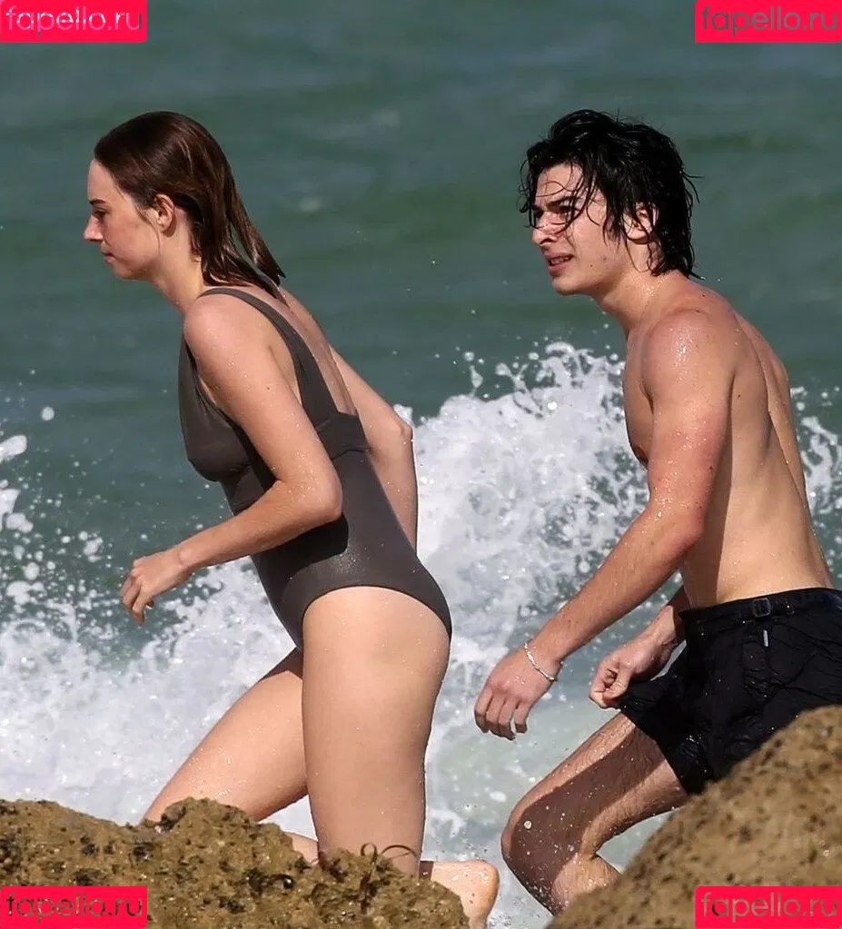 Maya Hawke / maya_hawke / neohawk2 Onlyfans Photo Gallery 