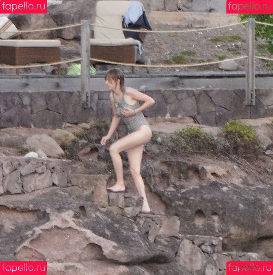 Maya Hawke / maya_hawke / neohawk2 Onlyfans Photo Gallery 