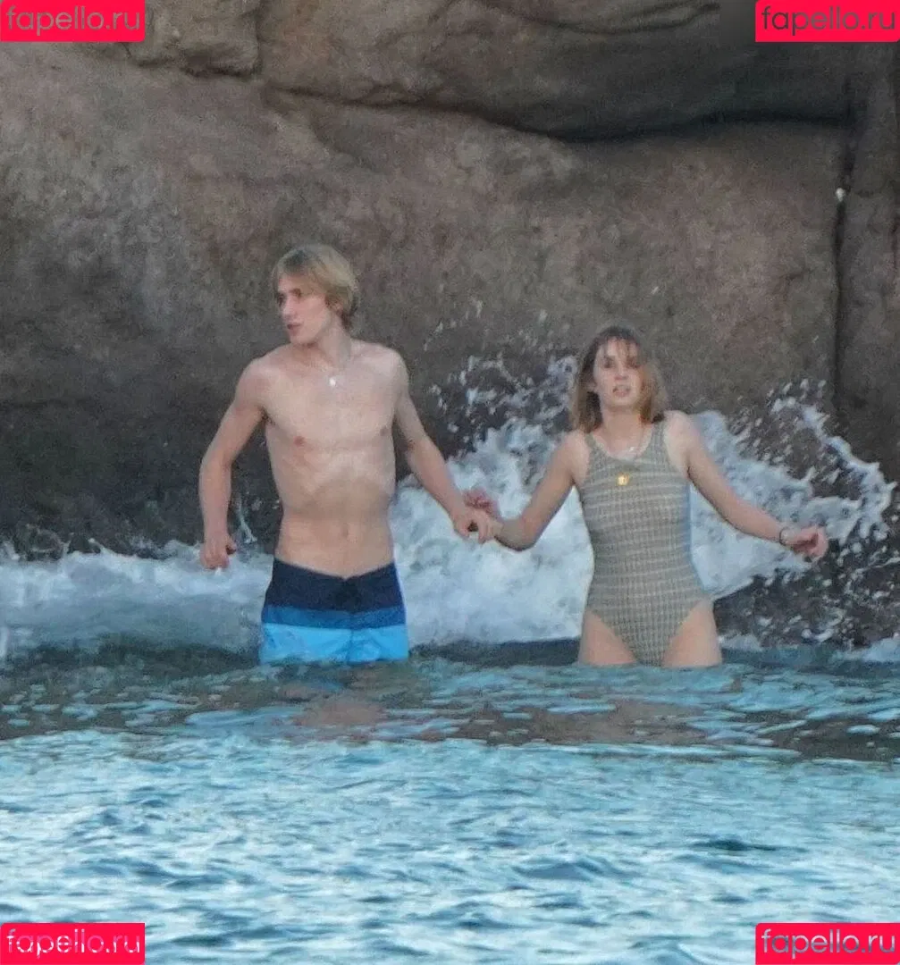 Maya Hawke / maya_hawke / neohawk2 Onlyfans Photo Gallery 