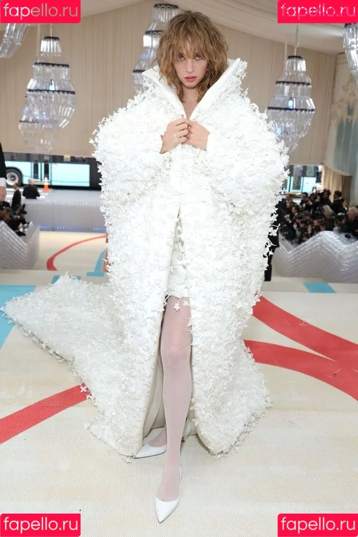 Maya Hawke / maya_hawke / neohawk2 Onlyfans Photo Gallery 