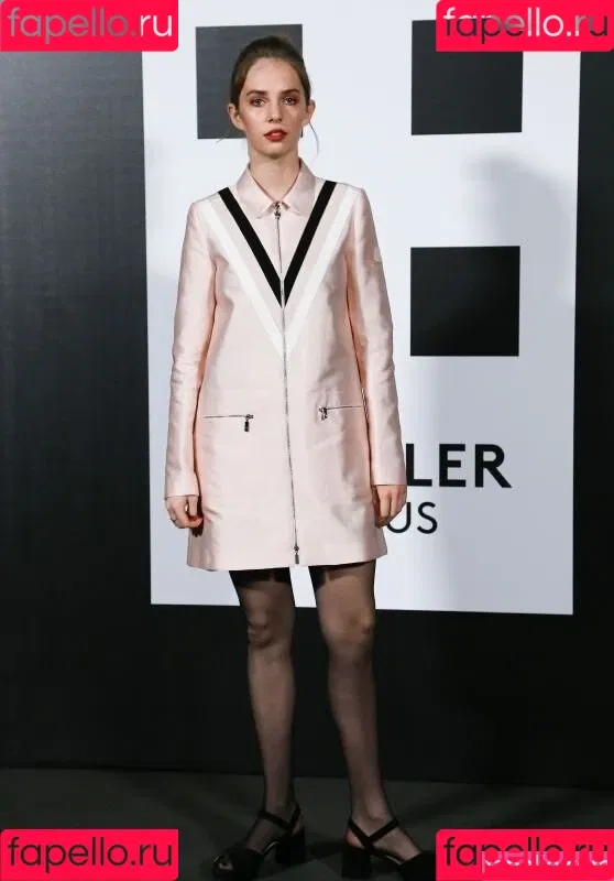 Maya Hawke / maya_hawke / neohawk2 Onlyfans Photo Gallery 