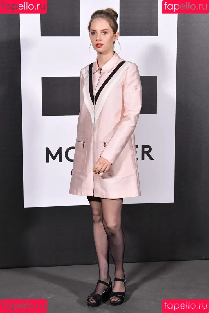 Maya Hawke / maya_hawke / neohawk2 Onlyfans Photo Gallery 