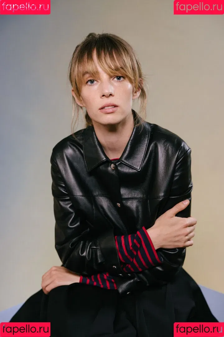 Maya Hawke / maya_hawke / neohawk2 Onlyfans Photo Gallery 