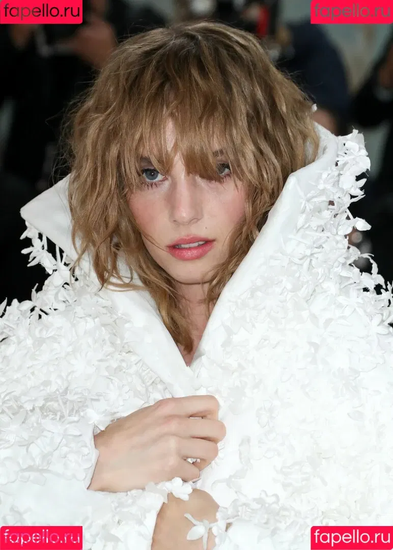 Maya Hawke / maya_hawke / neohawk2 Onlyfans Photo Gallery 