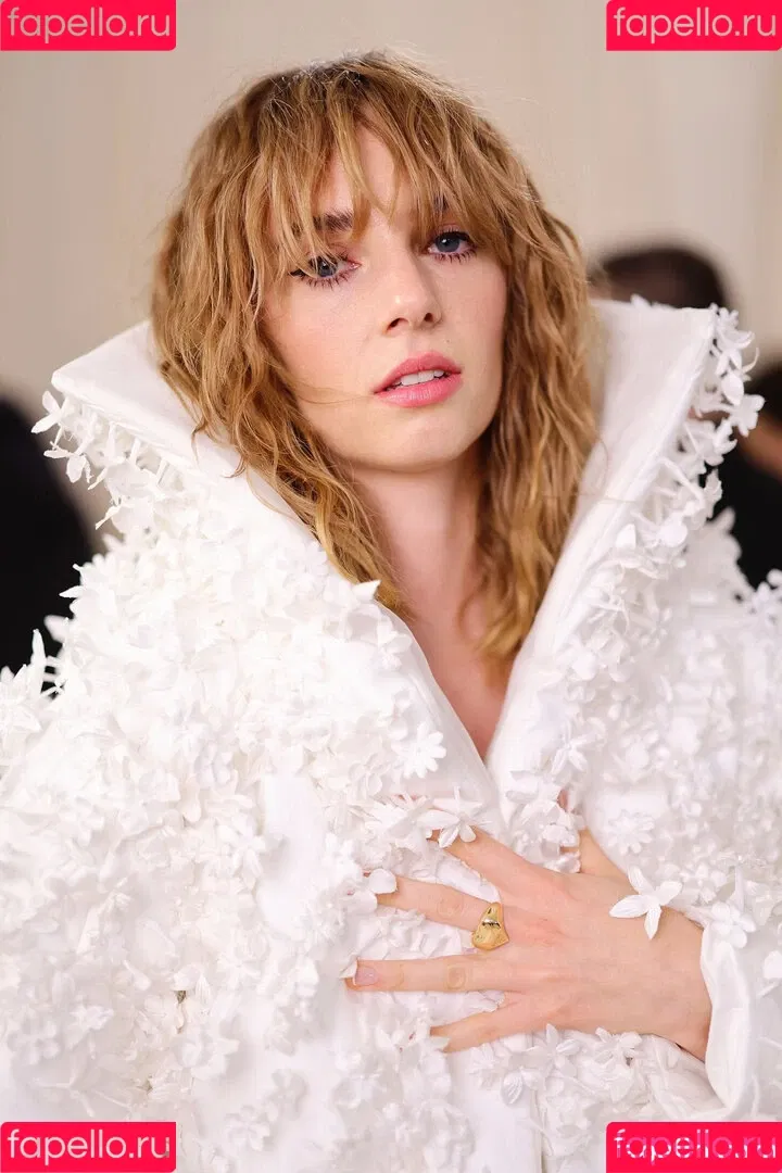 Maya Hawke / maya_hawke / neohawk2 Onlyfans Photo Gallery 