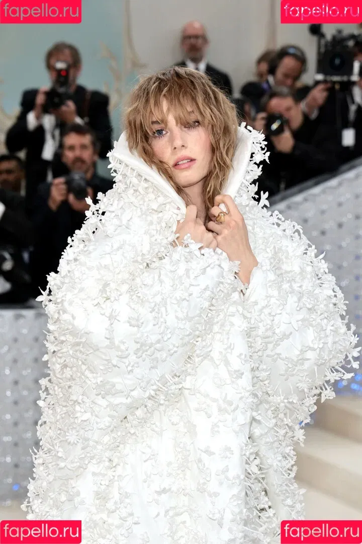 Maya Hawke / maya_hawke / neohawk2 Onlyfans Photo Gallery 