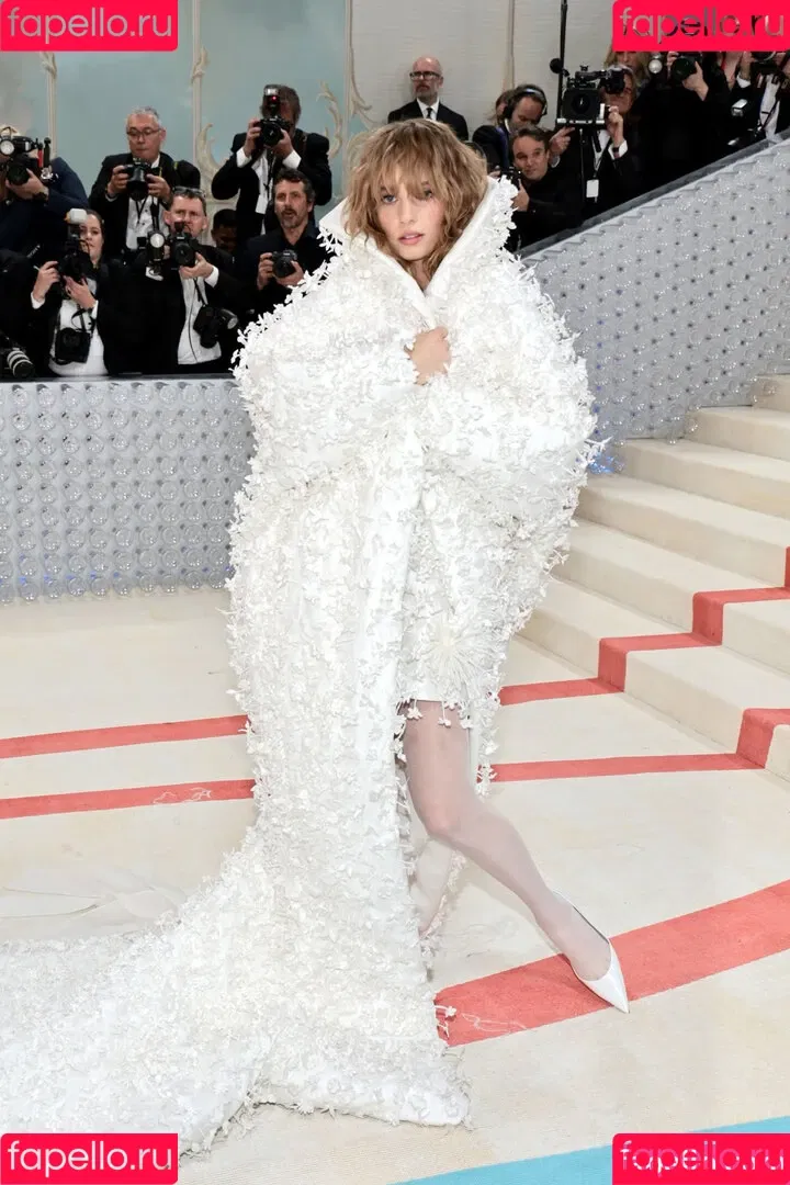 Maya Hawke / maya_hawke / neohawk2 Onlyfans Photo Gallery 