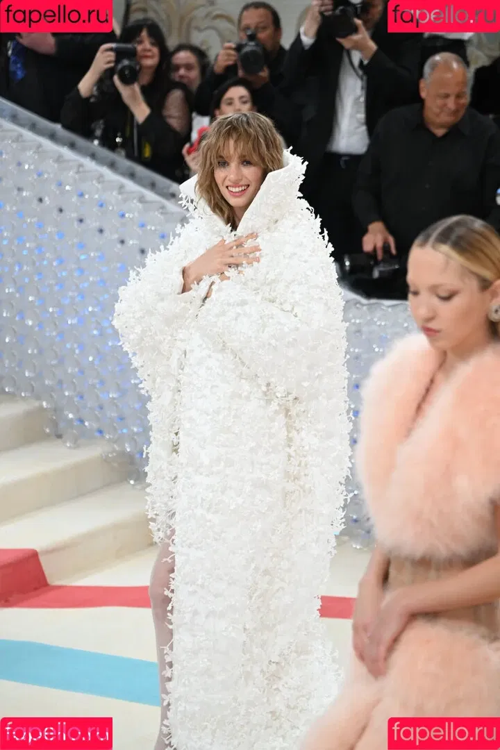 Maya Hawke / maya_hawke / neohawk2 Onlyfans Photo Gallery 