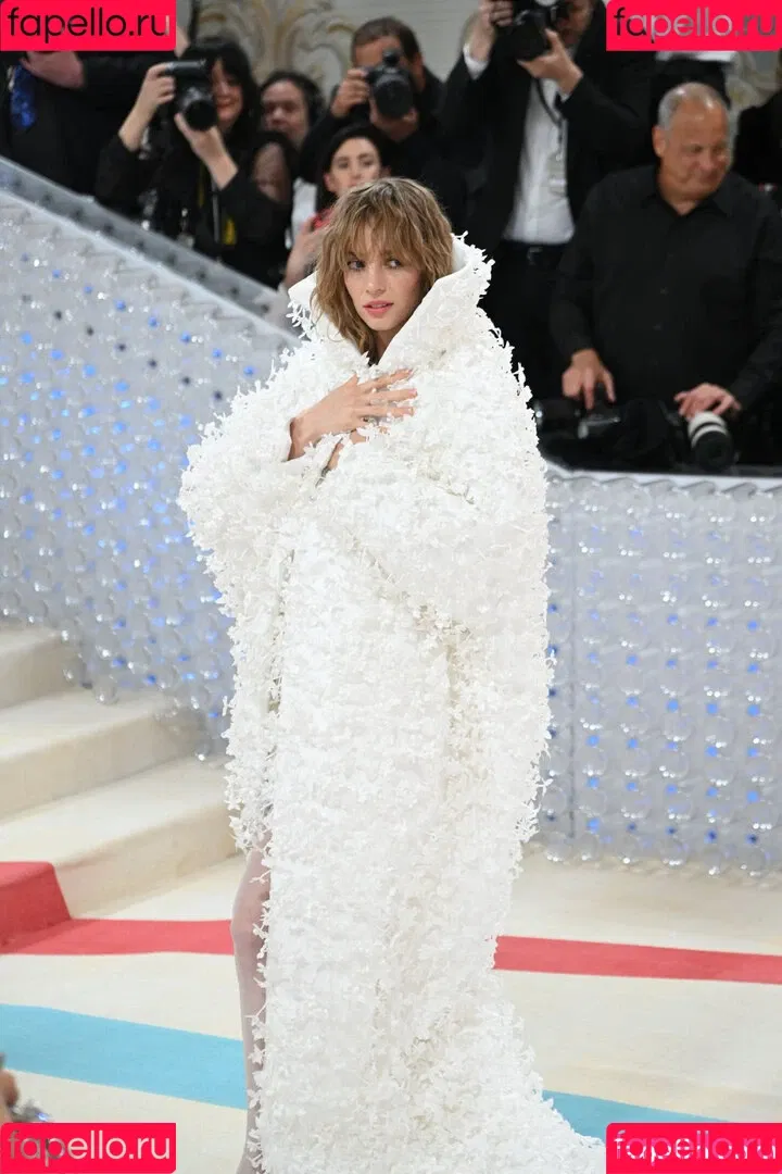 Maya Hawke / maya_hawke / neohawk2 Onlyfans Photo Gallery 