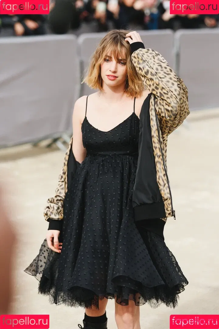 Maya Hawke / maya_hawke / neohawk2 Onlyfans Photo Gallery 