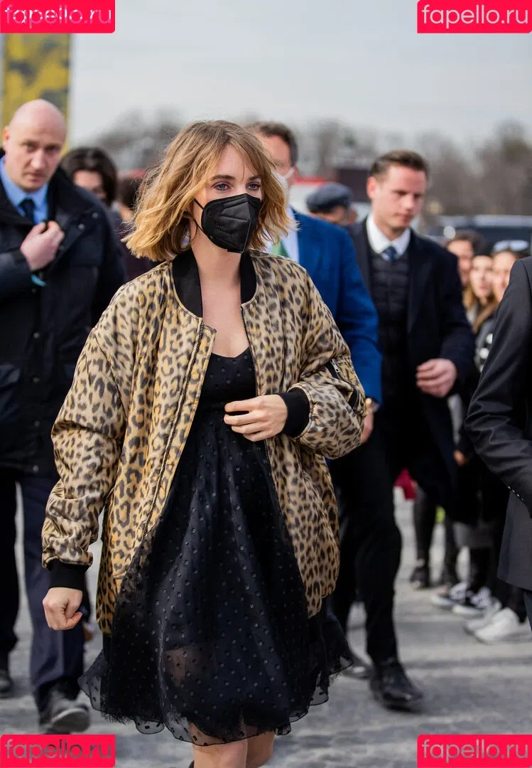 Maya Hawke / maya_hawke / neohawk2 Onlyfans Photo Gallery 