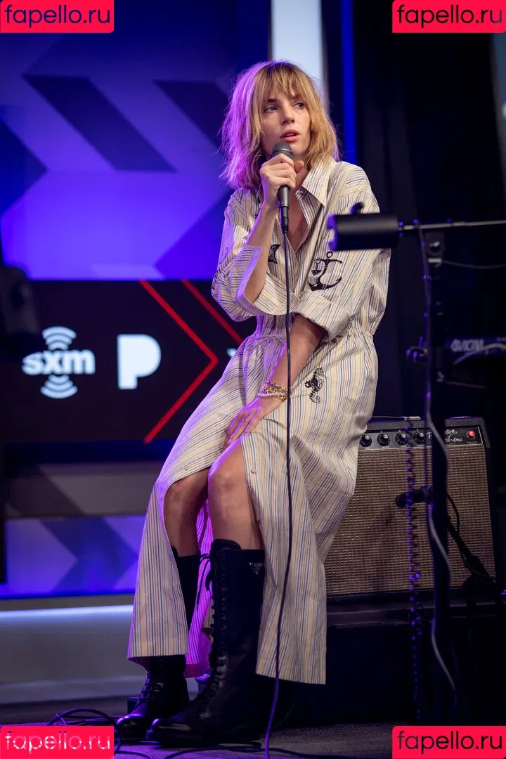 Maya Hawke / maya_hawke / neohawk2 Onlyfans Photo Gallery 