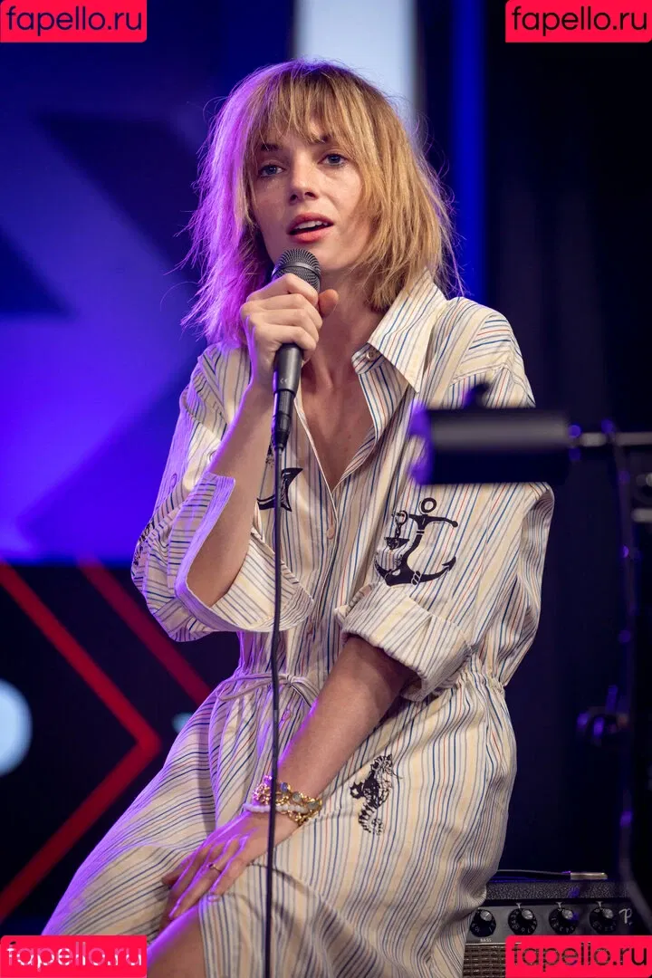 Maya Hawke / maya_hawke / neohawk2 Onlyfans Photo Gallery 