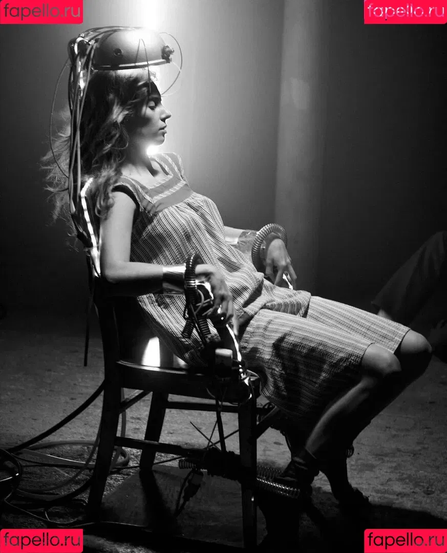 Maya Hawke / maya_hawke / neohawk2 Onlyfans Photo Gallery 