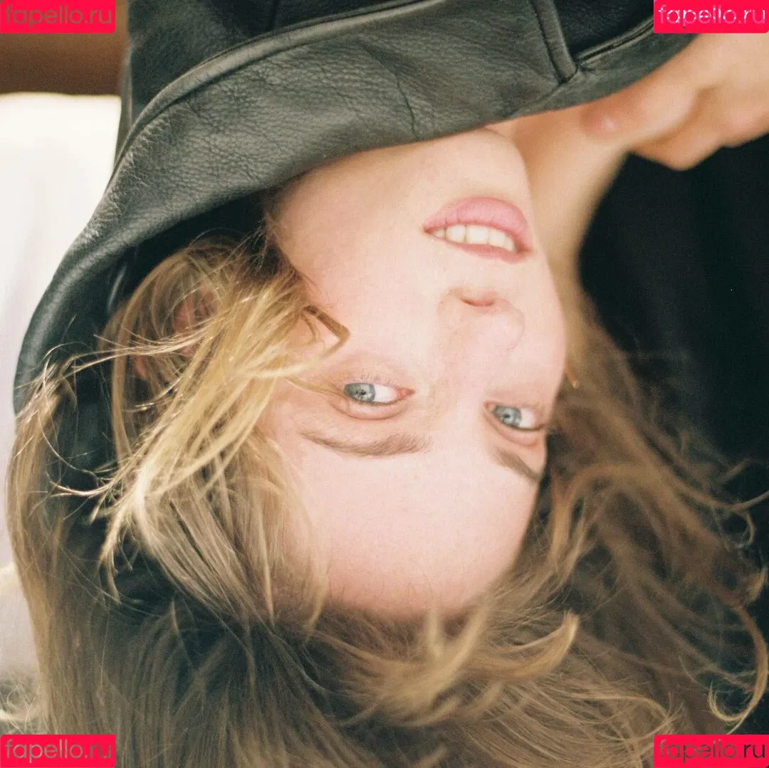 Maya Hawke / maya_hawke / neohawk2 Onlyfans Photo Gallery 