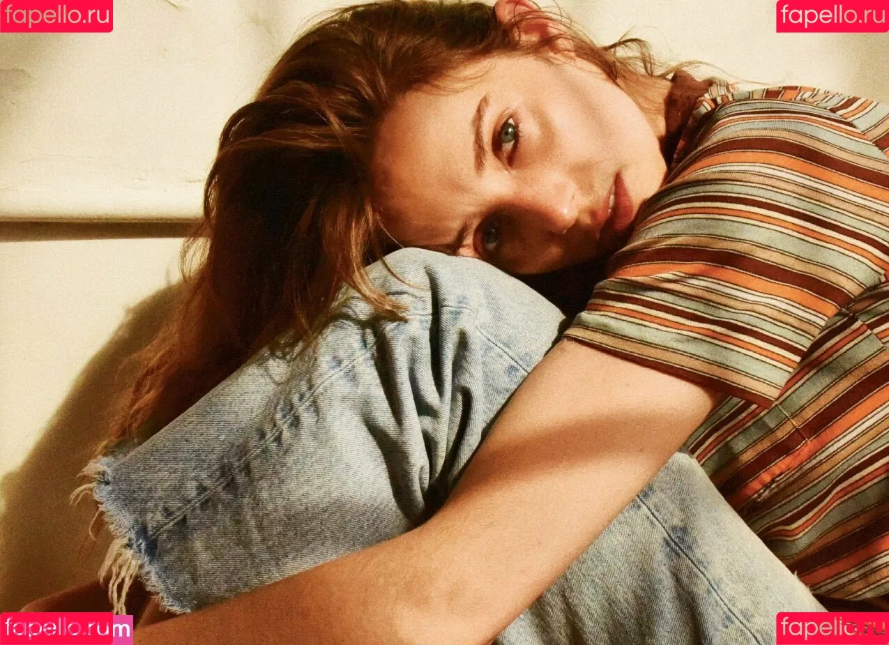 Maya Hawke / maya_hawke / neohawk2 Onlyfans Photo Gallery 