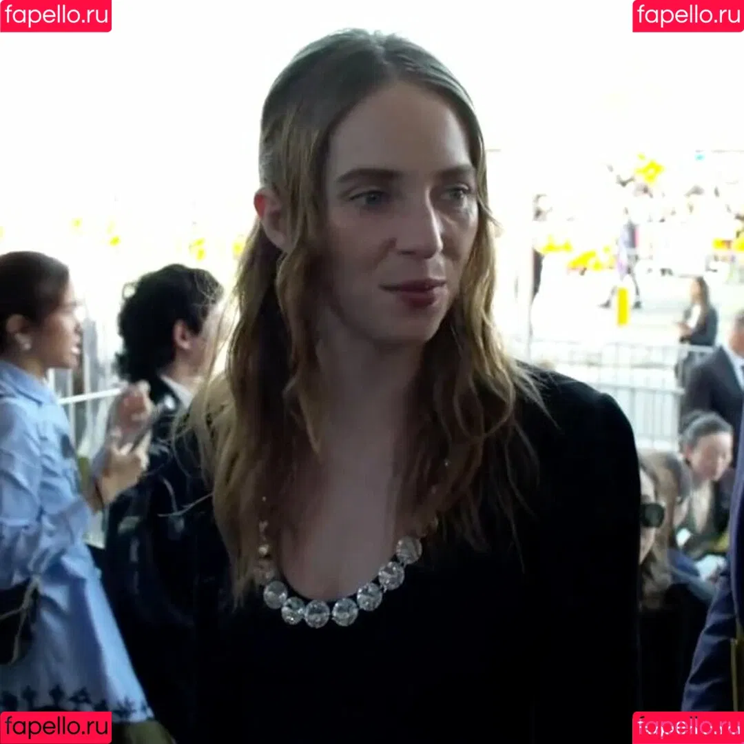 Maya Hawke / maya_hawke / neohawk2 Onlyfans Photo Gallery 