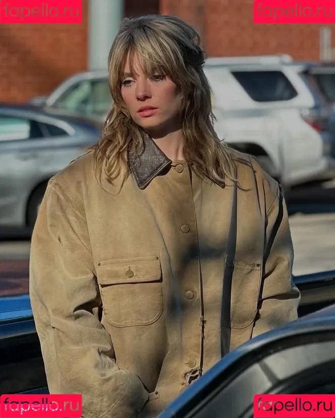 Maya Hawke / maya_hawke / neohawk2 Onlyfans Photo Gallery 