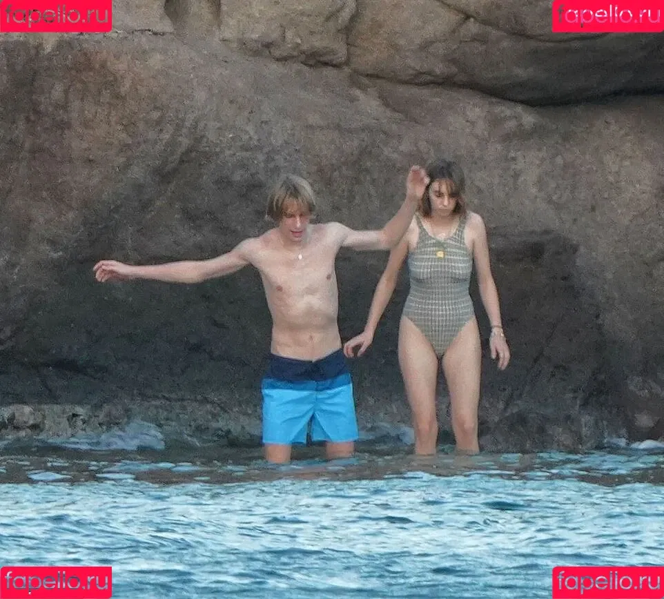 Maya Hawke / maya_hawke / neohawk2 Onlyfans Photo Gallery 