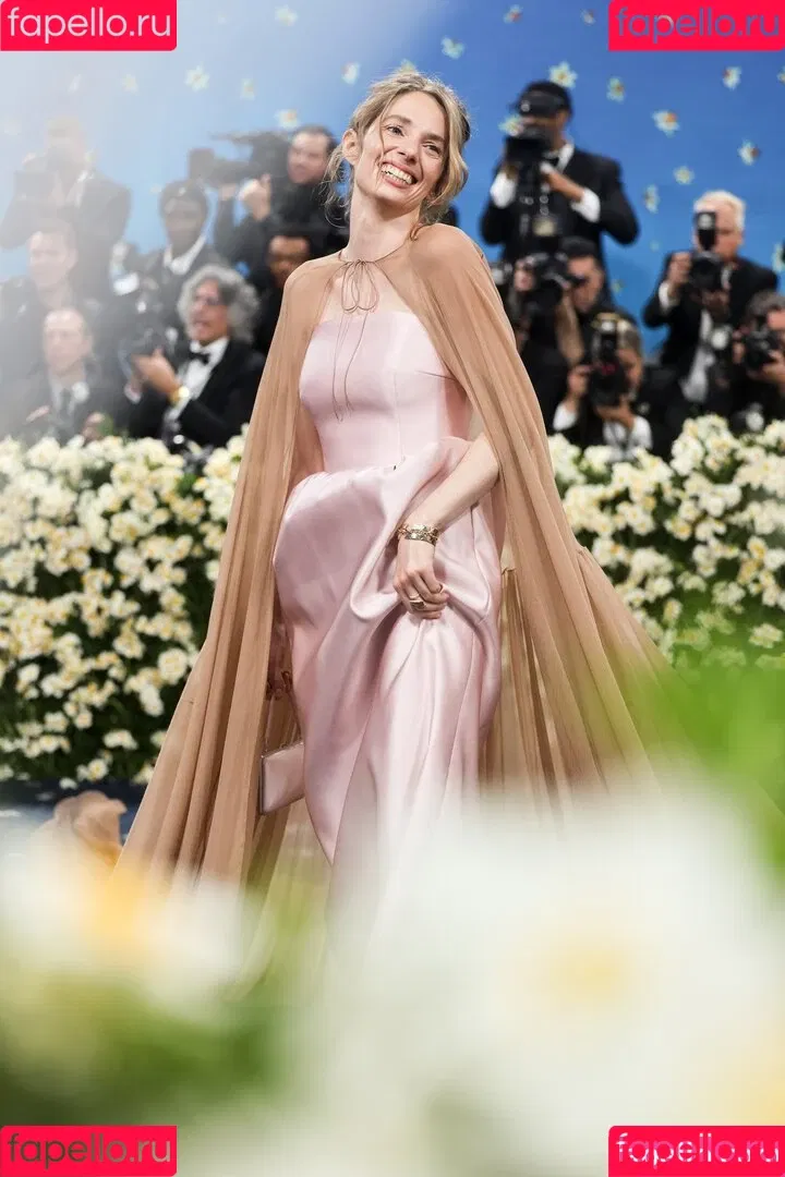 Maya Hawke / maya_hawke / neohawk2 Onlyfans Photo Gallery 