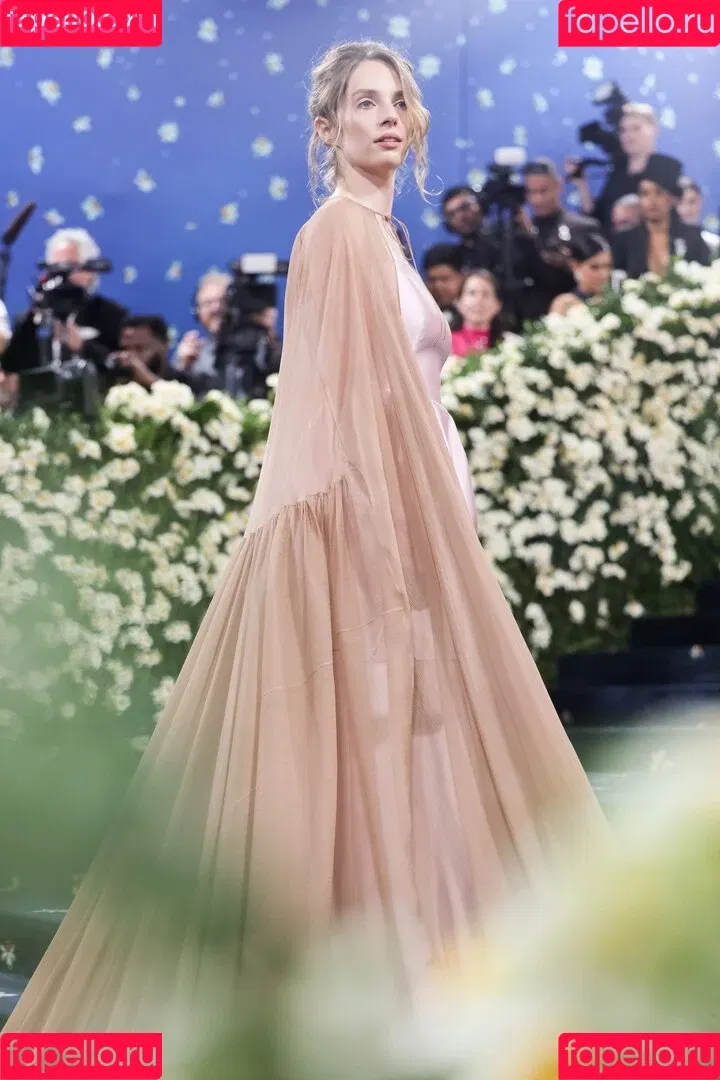 Maya Hawke / maya_hawke / neohawk2 Onlyfans Photo Gallery 