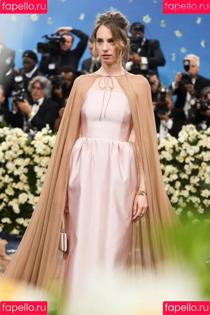 Maya Hawke / maya_hawke / neohawk2 Onlyfans Photo Gallery 