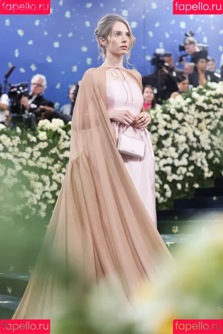 Maya Hawke / maya_hawke / neohawk2 Onlyfans Photo Gallery 