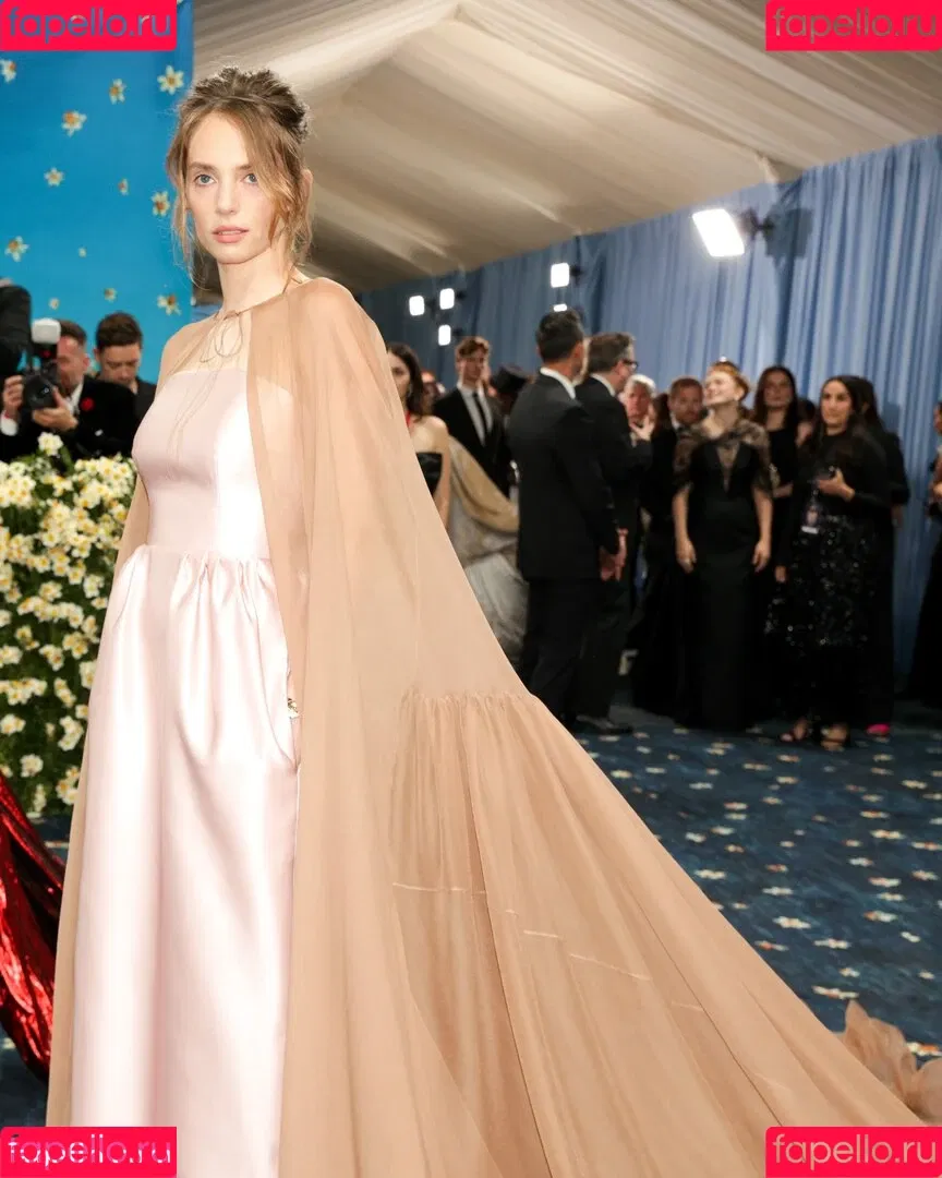 Maya Hawke / maya_hawke / neohawk2 Onlyfans Photo Gallery 