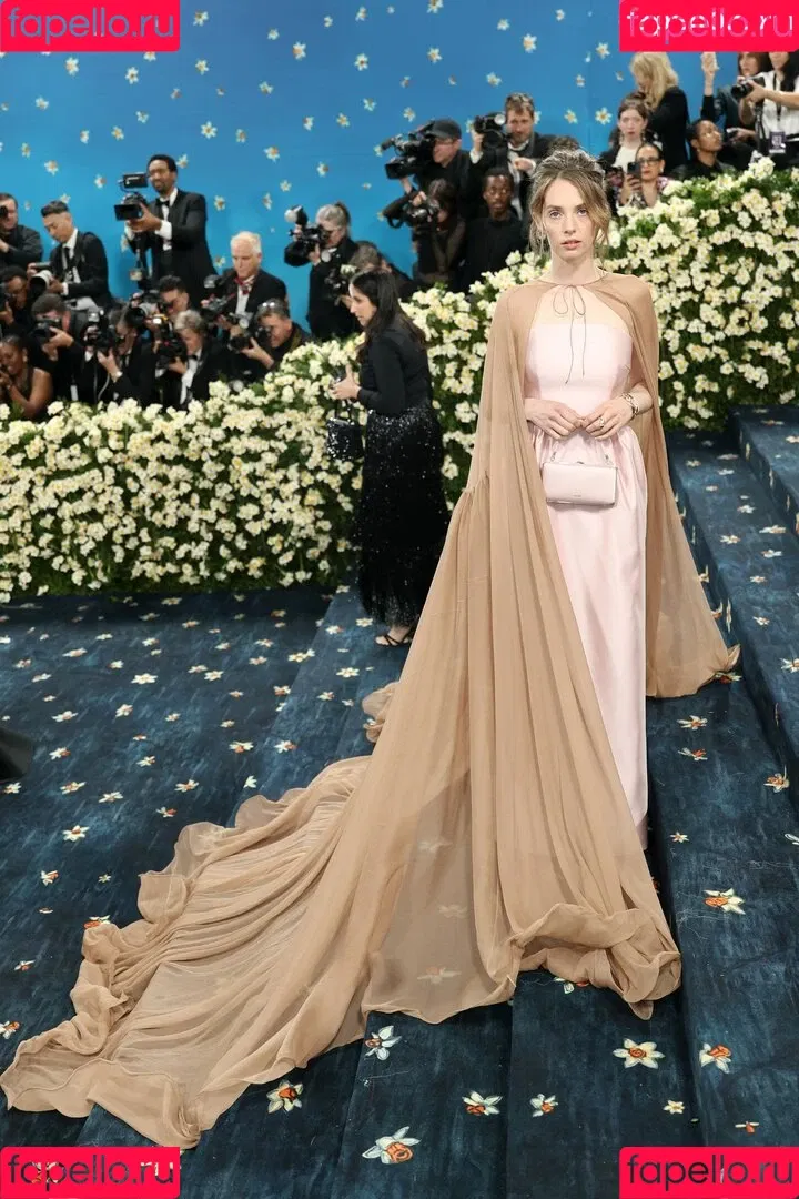 Maya Hawke / maya_hawke / neohawk2 Onlyfans Photo Gallery 